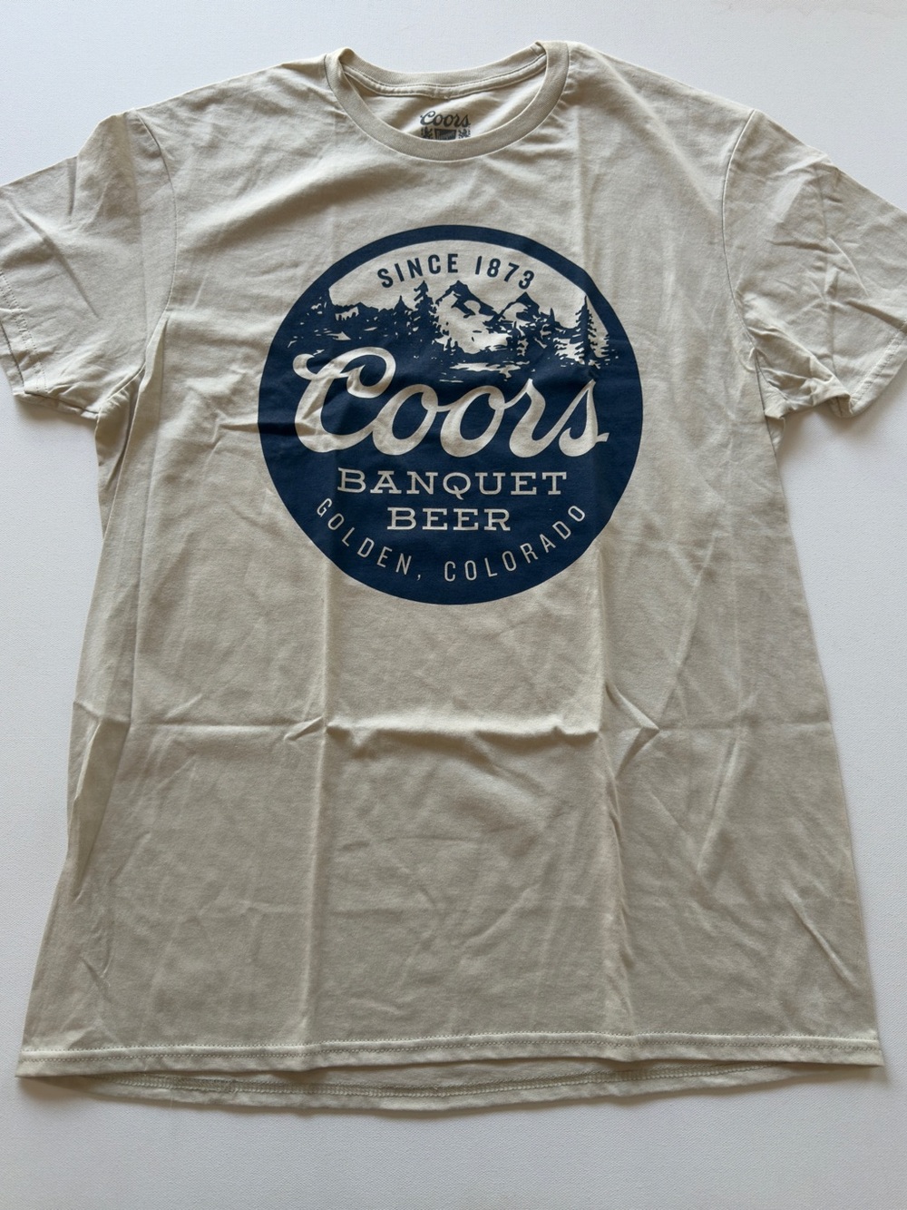 NWOT Men's Banquet Coors Beer Graphic Tee Cream with Navy Logo Size L (KB9)